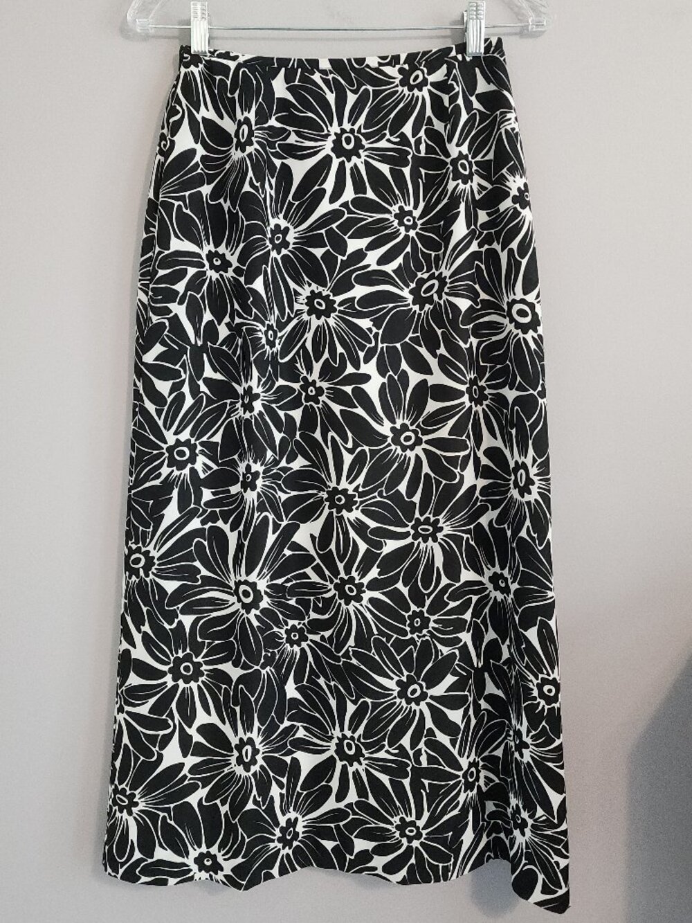 Petite Sophisticate Black and White Floral Skirt Size 8